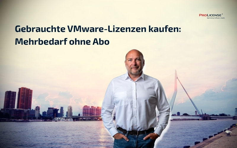 Gebrauchte VMware-Lizenzen kaufen Ein Mann steht vor einer Stadtansicht mit Wasser und Brücken. Im Hintergrund sind hohe Gebäude und eine moderne Architektur zu sehen. Text enthält Informationen über den Kauf gebrauchter VMware-Lizenzen ohne Abonnement.