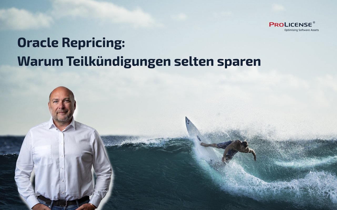 Oracle Repricing und Surfen Ein Mann in einem weißen Hemd steht links neben einem surfen Mann auf einer Welle. Im Hintergrund ist ein Himmel mit Wolken zu sehen. Der Text auf der rechten Seite bespricht Oracle Repricing und die seltenen Einsparungen bei Teilkündigungen.