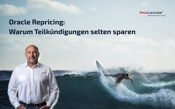 Oracle Repricing und Surfen Ein Mann in einem weißen Hemd steht links neben einem surfen Mann auf einer Welle. Im Hintergrund ist ein Himmel mit Wolken zu sehen. Der Text auf der rechten Seite bespricht Oracle Repricing und die seltenen Einsparungen bei Teilkündigungen.