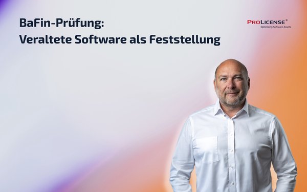 Ein Mann in einem weißen Hemd steht vor einem farbigen Hintergrund. Über ihm steht der Text "BaFin-Prüfung: Veraltete Software als Feststellung". Der Schriftzug vermittelt das Thema der BaFin-Prüfung und veralteter Software.