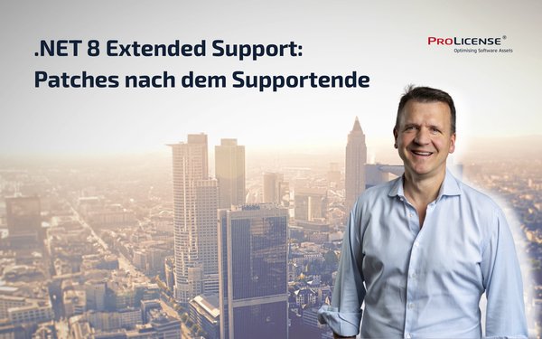 Ein Mann lächelt vor einer Stadtansicht, während im Hintergrund der Text ".NET 8 Extended Support: Patches nach dem Supportende" und das Logo von ProLicense sichtbar sind.