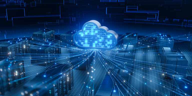 Cloud-Datenübertragungstechnologie Eine digitale Darstellung eines Cloud-Computing-Konzepts. Ein leuchtendes Wolkensymbol schwebt über mehreren Datenservern, verbunden durch strahlende Datenleitungen, die den Austausch von Informationen symbolisieren. Der Hintergrund zeigt ein futuristisches, technologisches Layout.