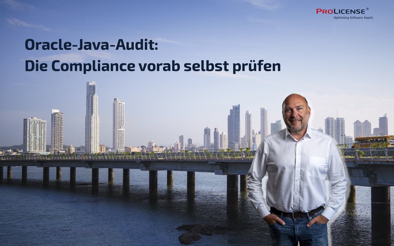 Oracle Java Audit Compliance Prüfen Mann steht lächelnd auf einer Brücke mit einer modernen Stadtlandschaft im Hintergrund. Über dem Mann steht der Text „Oracle-Java-Audit: Die Compliance vorab selbst prüfen“.