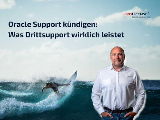 Ein Mann steht im Vordergrund mit verschränkten Armen, während im Hintergrund ein Surfer auf einer Welle reitet. Der Text auf dem Bild thematisiert die Kündigung von Oracle Support und die Leistungen des Drittanbieters.