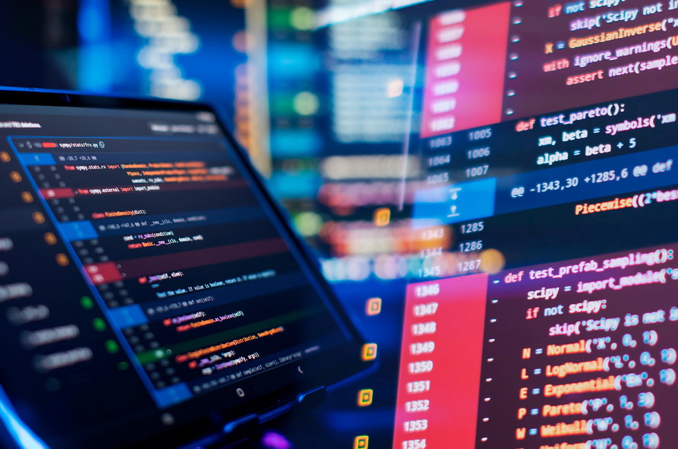 Programmiercode auf Bildschirm Ein Laptop-Bildschirm zeigt einen Code-Editor mit farblich hervorgehobenem Programmiercode. Im Hintergrund sind verschwommene digitale Elemente und weitere Bildschirme sichtbar, die eine technische Umgebung verdeutlichen.