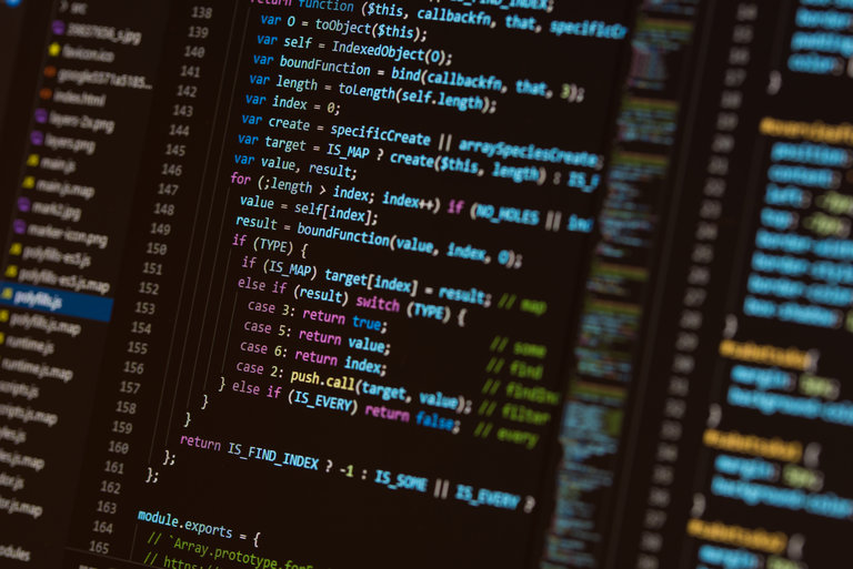 Programmiercode auf einem Bildschirm Ein Screenshot von Code in einer integrierten Entwicklungsumgebung (IDE), der hauptsächlich JavaScript-Syntax zeigt. Der Code enthält Variablen, Funktionen und Kontrollstrukturen, die zur Programmierung von Datenverarbeitung und Logik verwendet werden.