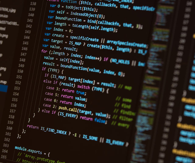 Ein Screenshot von Code in einer integrierten Entwicklungsumgebung (IDE), der hauptsächlich JavaScript-Syntax zeigt. Der Code enthält Variablen, Funktionen und Kontrollstrukturen, die zur Programmierung von Datenverarbeitung und Logik verwendet werden.