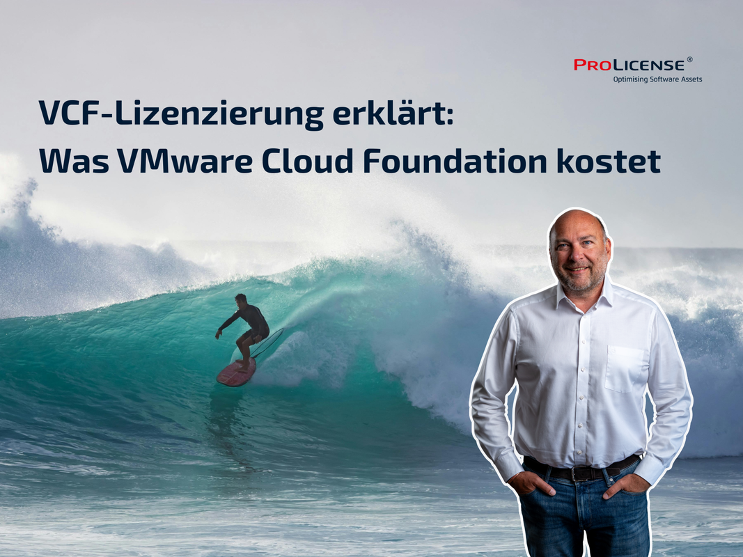 VCF-Lizenzierung und Kosten Ein Surfer steht auf einem Surfbrett in einer großen Welle. Im Vordergrund steht ein Mann mit einem Hemd und einem freundlichen Ausdruck. Der Text auf dem Bild erklärt die Lizenzierung von VMware Cloud Foundation.